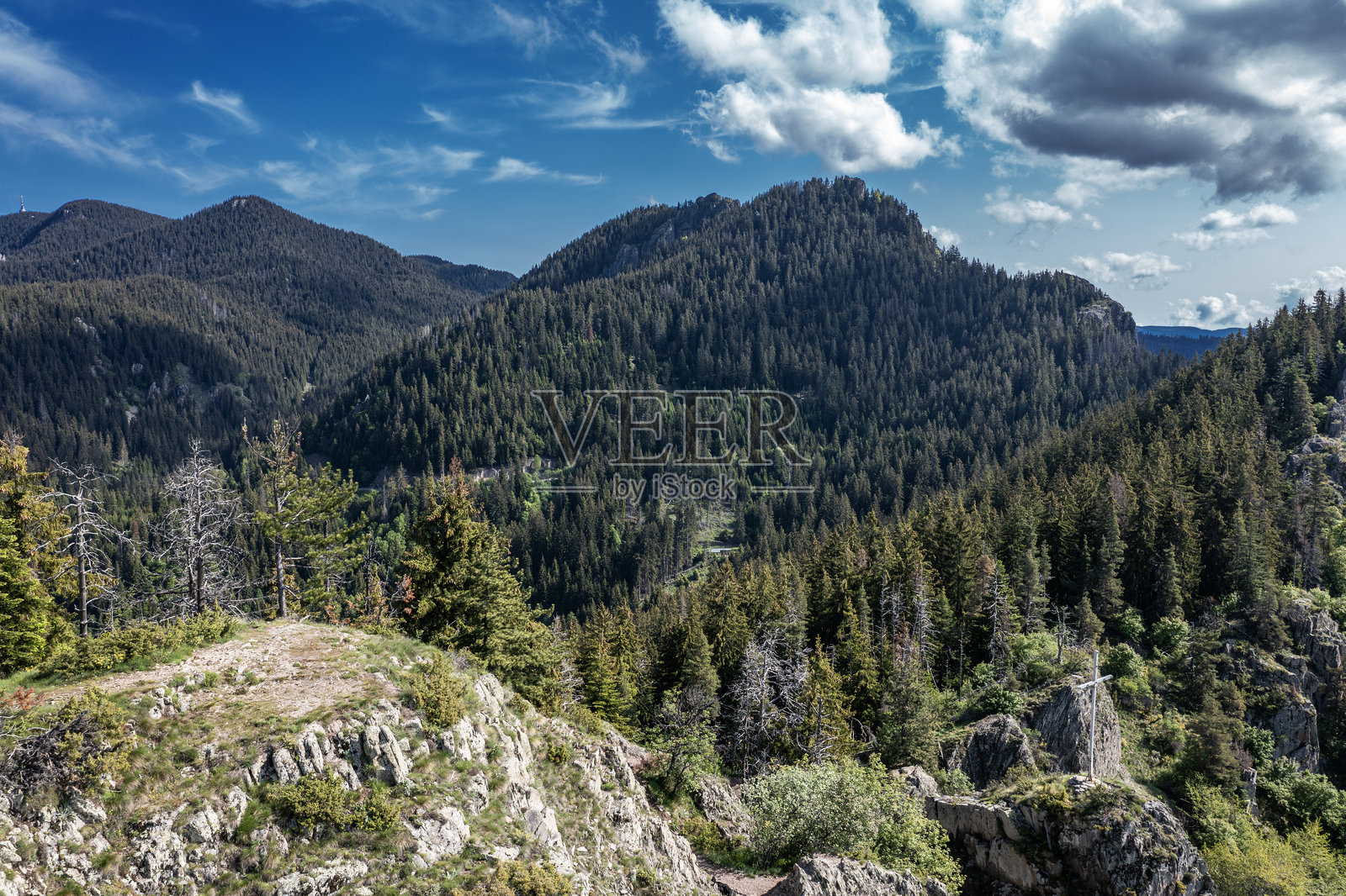 保加利亚斯莫良附近罗多彼山脉的涅维亚斯塔岩石鸟瞰图照片摄影图片