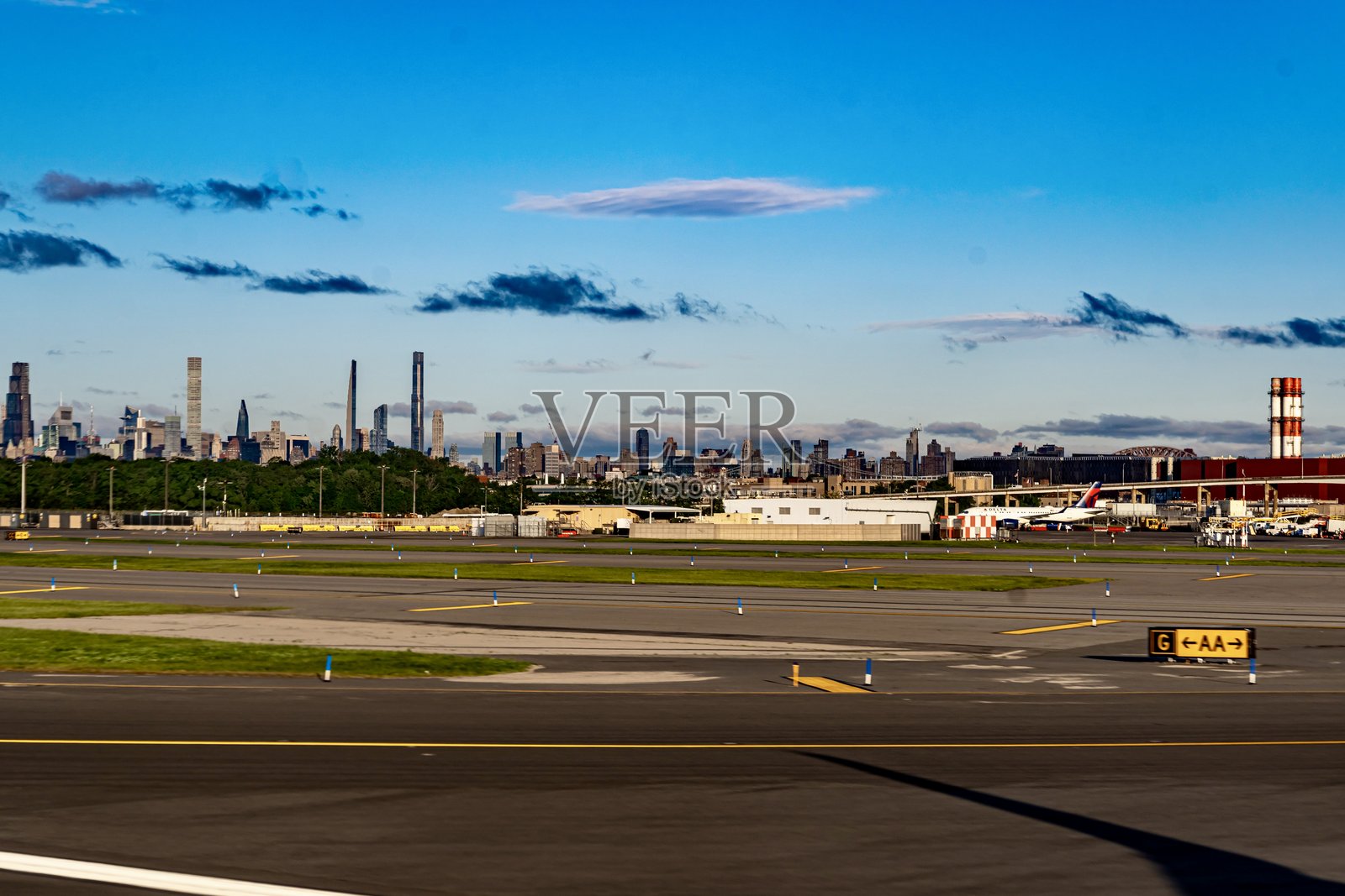纽约市拉瓜迪亚机场大门后的城市天际线照片摄影图片