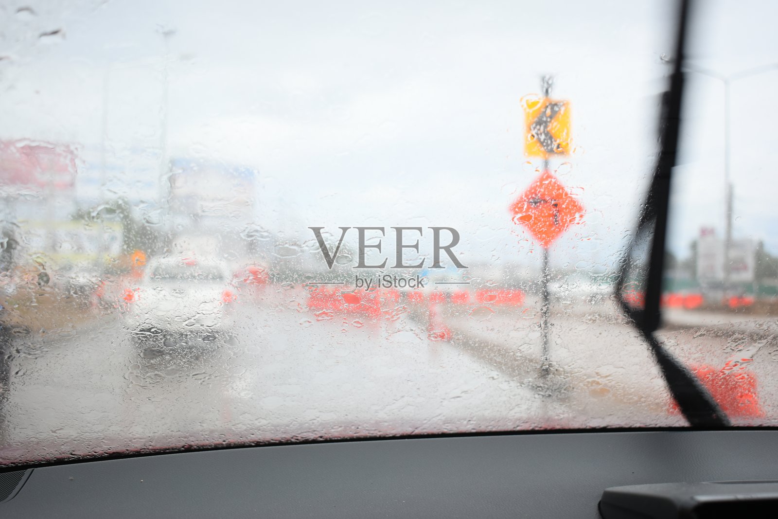 雨季高速公路上的汽车，模糊的图像照片摄影图片