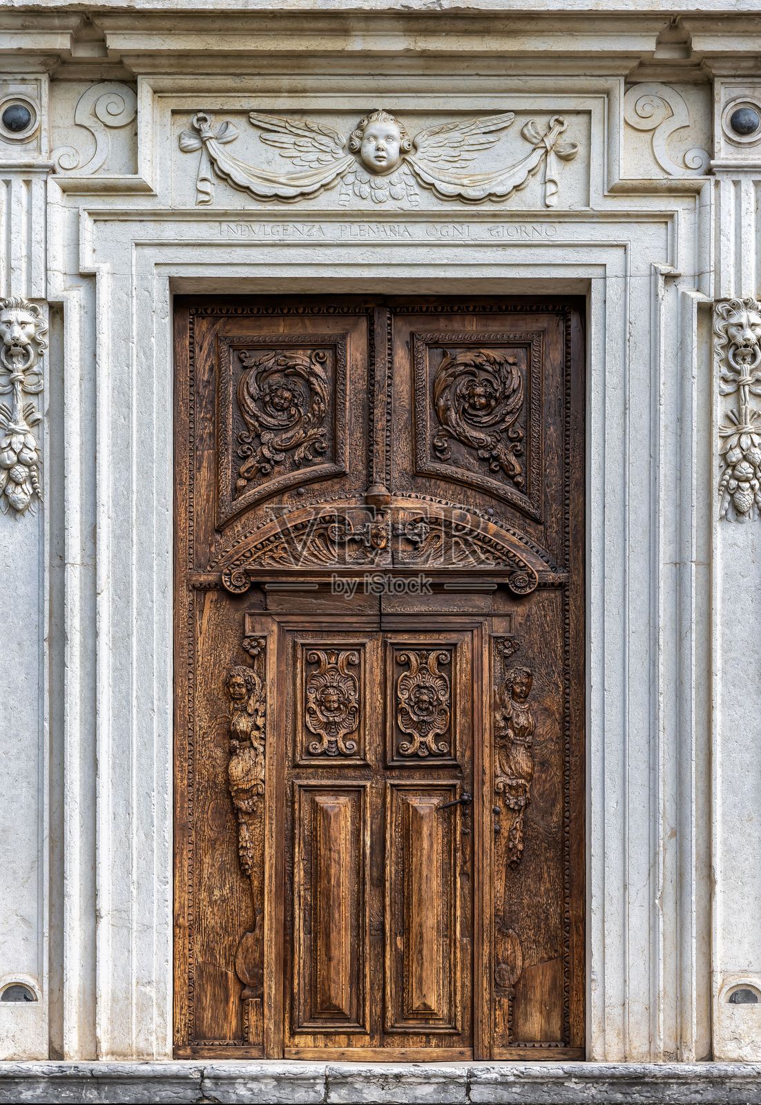 Riva del Garda的旧木门照片摄影图片