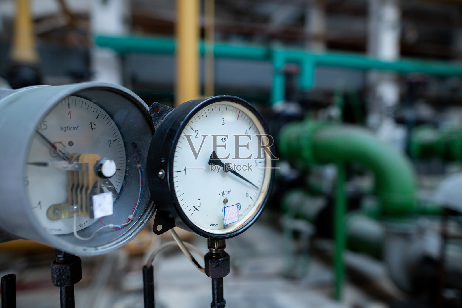 热交换器回路水处理部分泵站的压力表。这些压力表安装在控制面板上，监测流体压力以确保高效运行。照片摄影图片