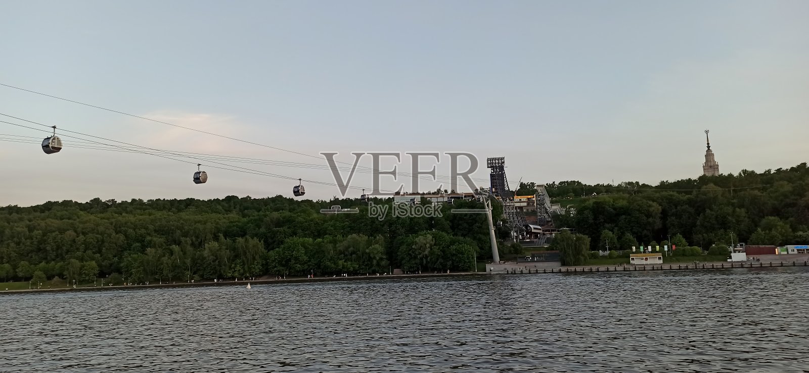 跨越河流的缆车,连接伏罗比约夫山和卢日尼基体育场照片摄影图片