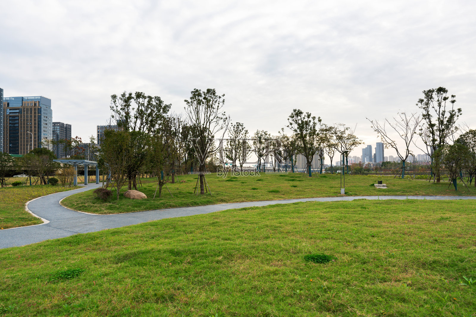 春天的公园与现代城市照片摄影图片