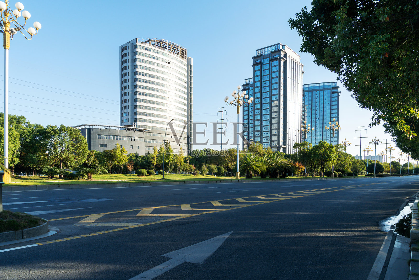 城市中空荡荡的街道和建筑物照片摄影图片