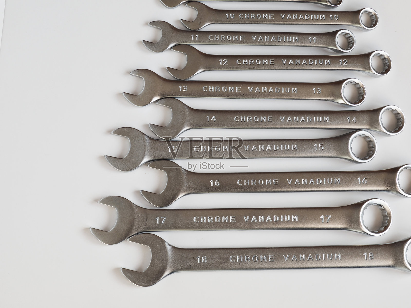多种不同尺寸的扳手套装照片摄影图片