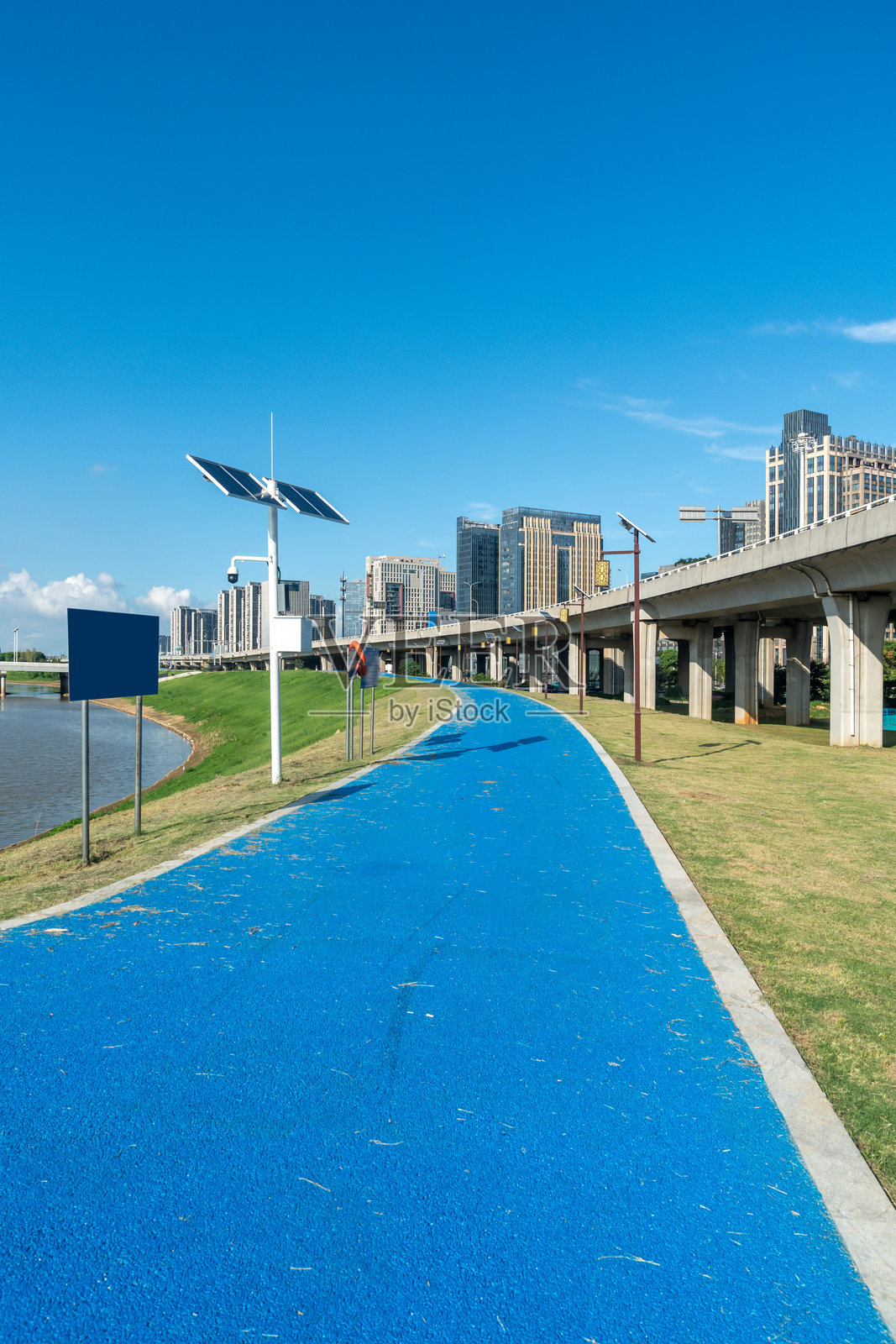 现代城市中的人行道照片摄影图片