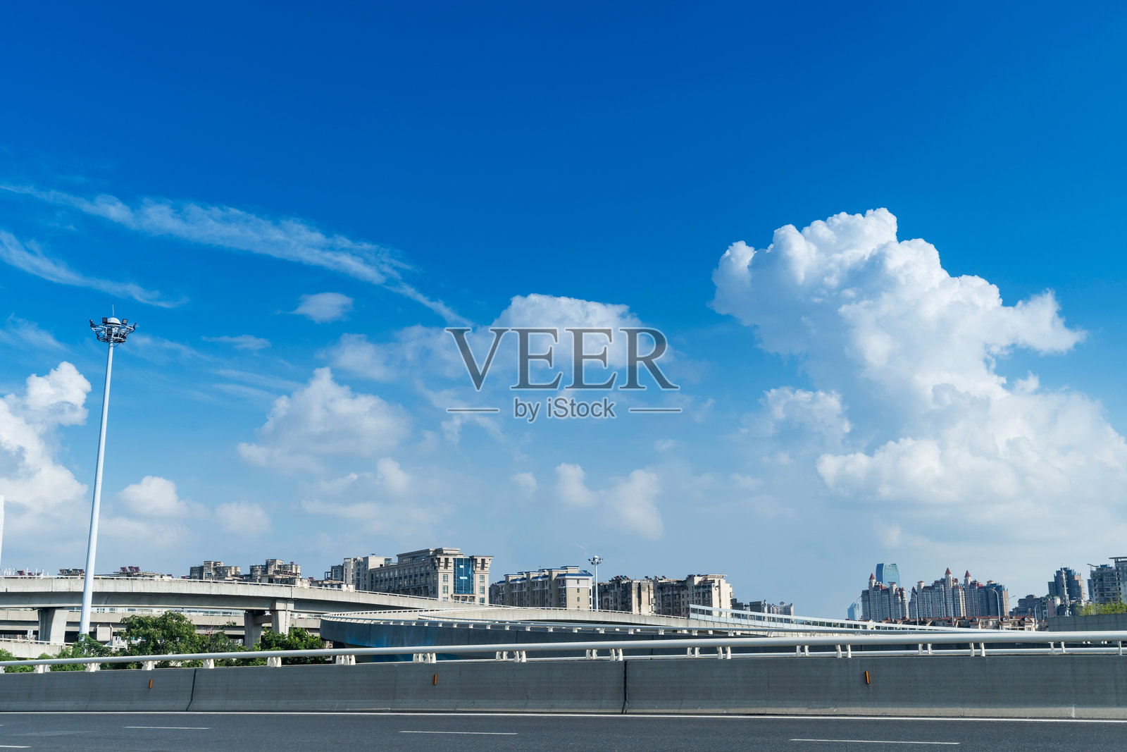 现代城市天际线背景下的高速公路立交桥照片摄影图片