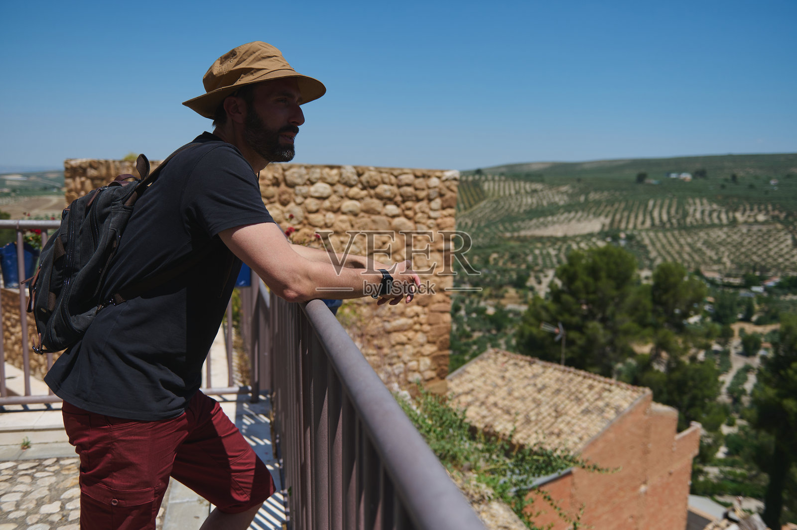 游客在历史悠久的山顶位置欣赏风景如画的山谷全景照片摄影图片