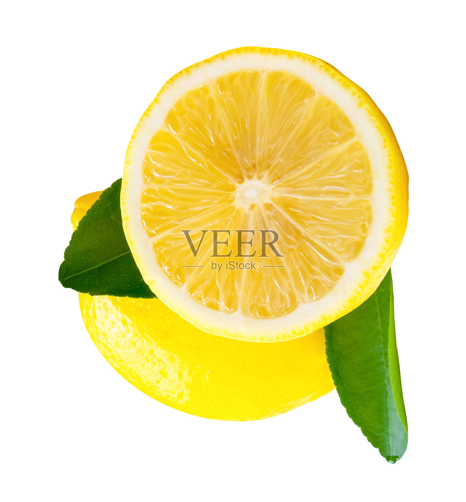 顶部视角的黄色柠檬果实，切半和绿色叶子，孤立在白色背景上，带有抠图路径。照片摄影图片