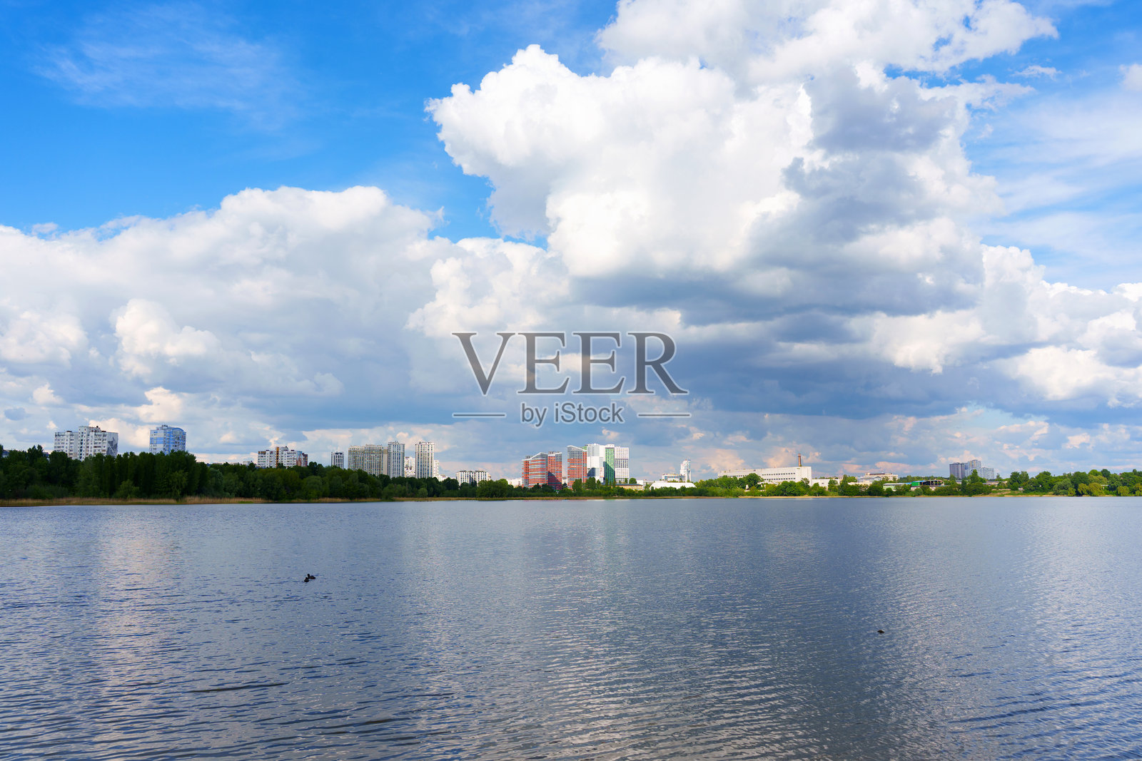 基辅天际线在平静水面下的云朵映衬下的美丽景色照片摄影图片