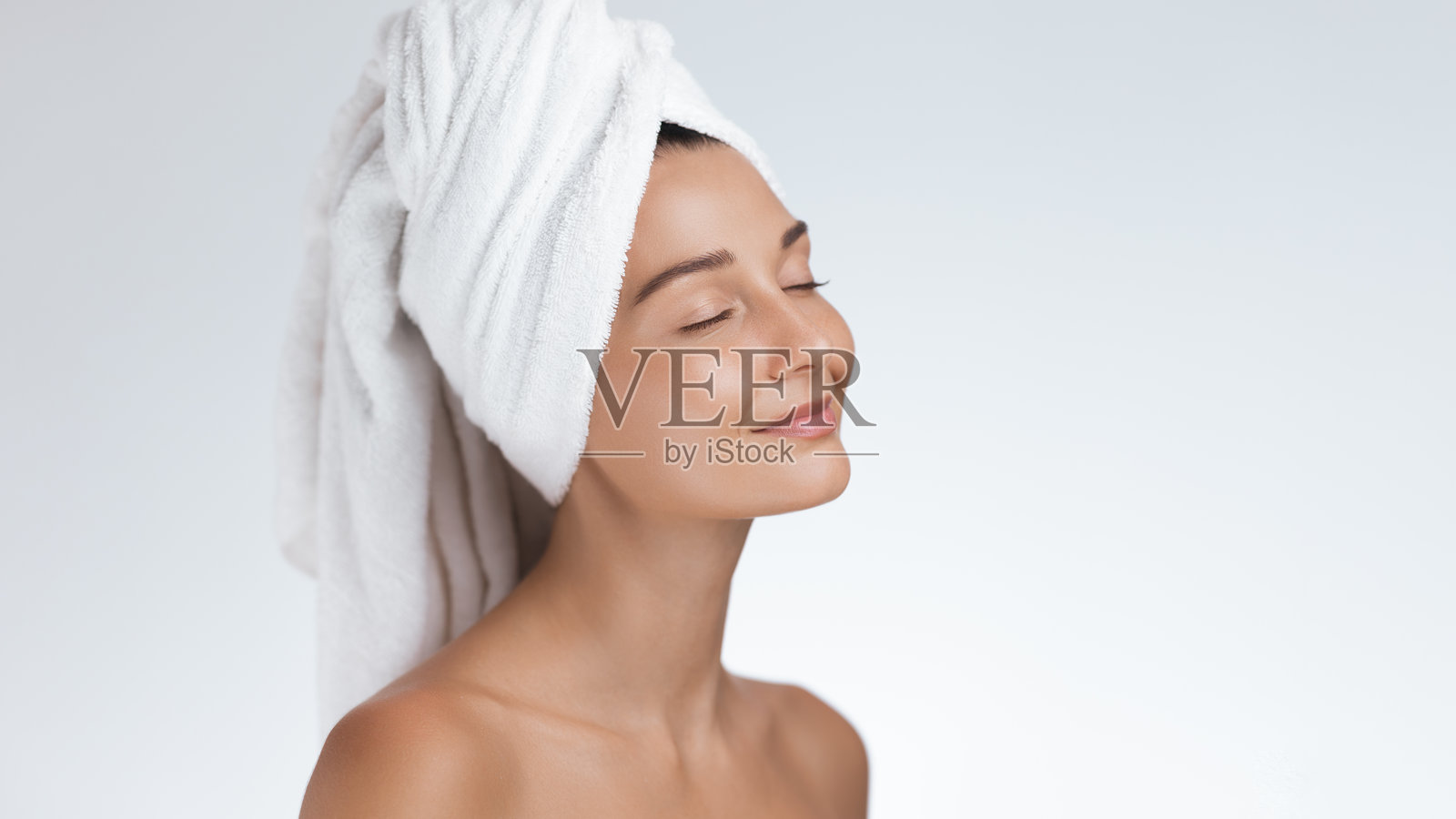 放松的女性用毛巾享受护肤后清新的肌肤照片摄影图片