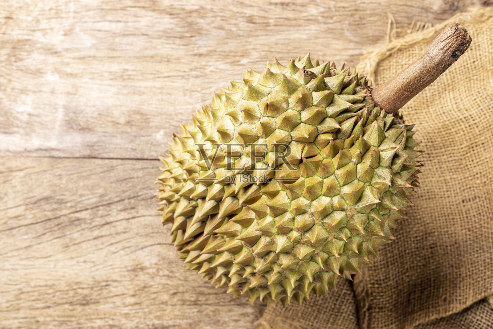 有机甜榴莲，亚洲水果，摆放在木桌上，俯视图照片摄影图片