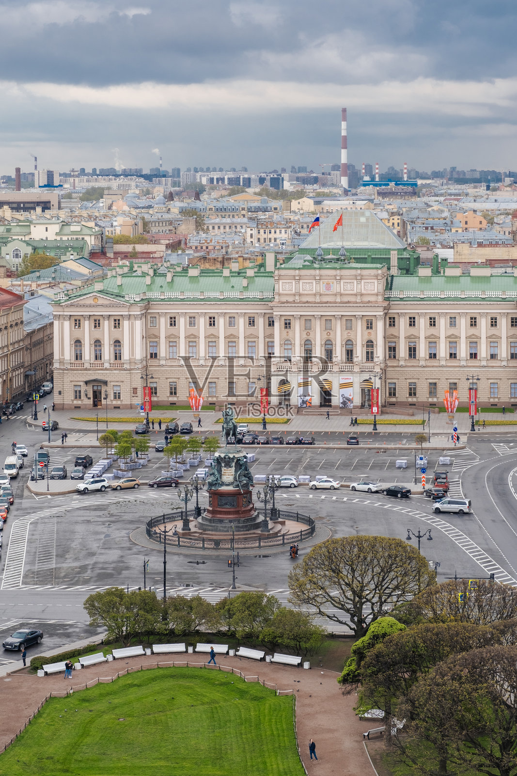 在阴天探索圣彼得堡历史广场的生动建筑和热闹氛围照片摄影图片