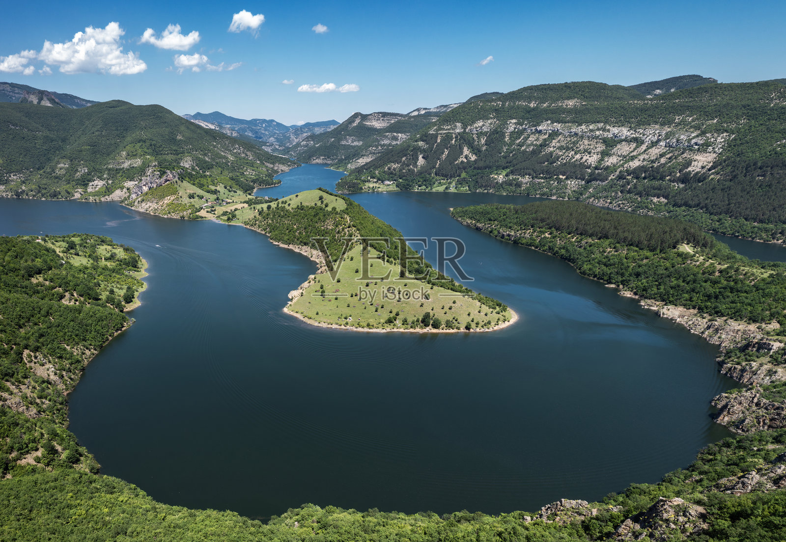 卡尔贾利水坝的鸟瞰图，阿尔达河的弯曲部分被绿色森林环绕照片摄影图片