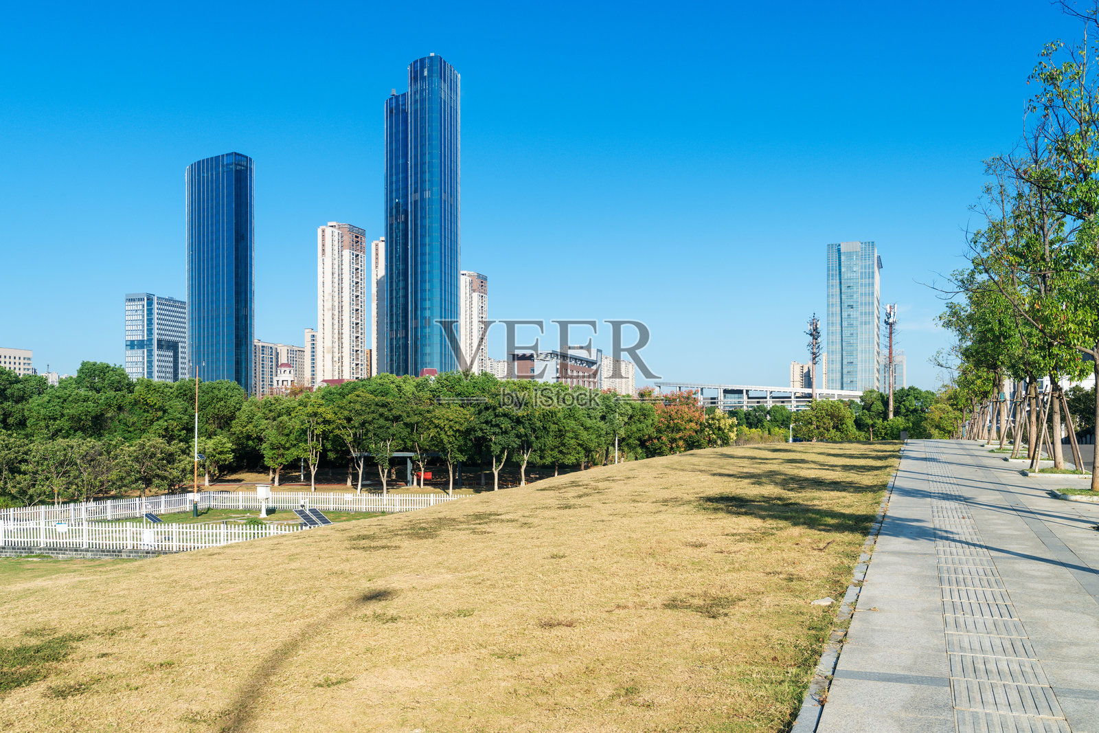 春天的公园与现代城市照片摄影图片