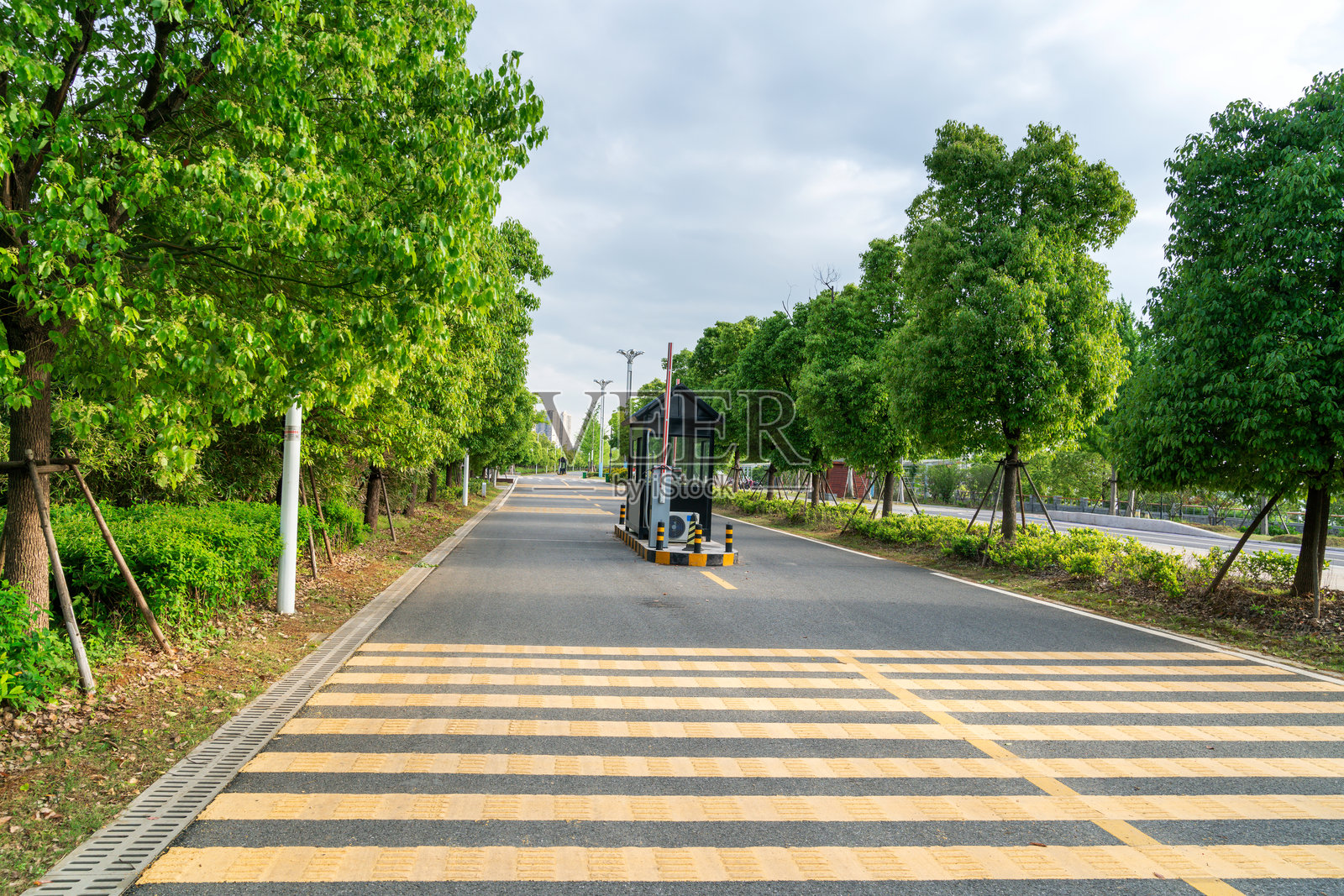 城市中空荡荡的街道和建筑物照片摄影图片