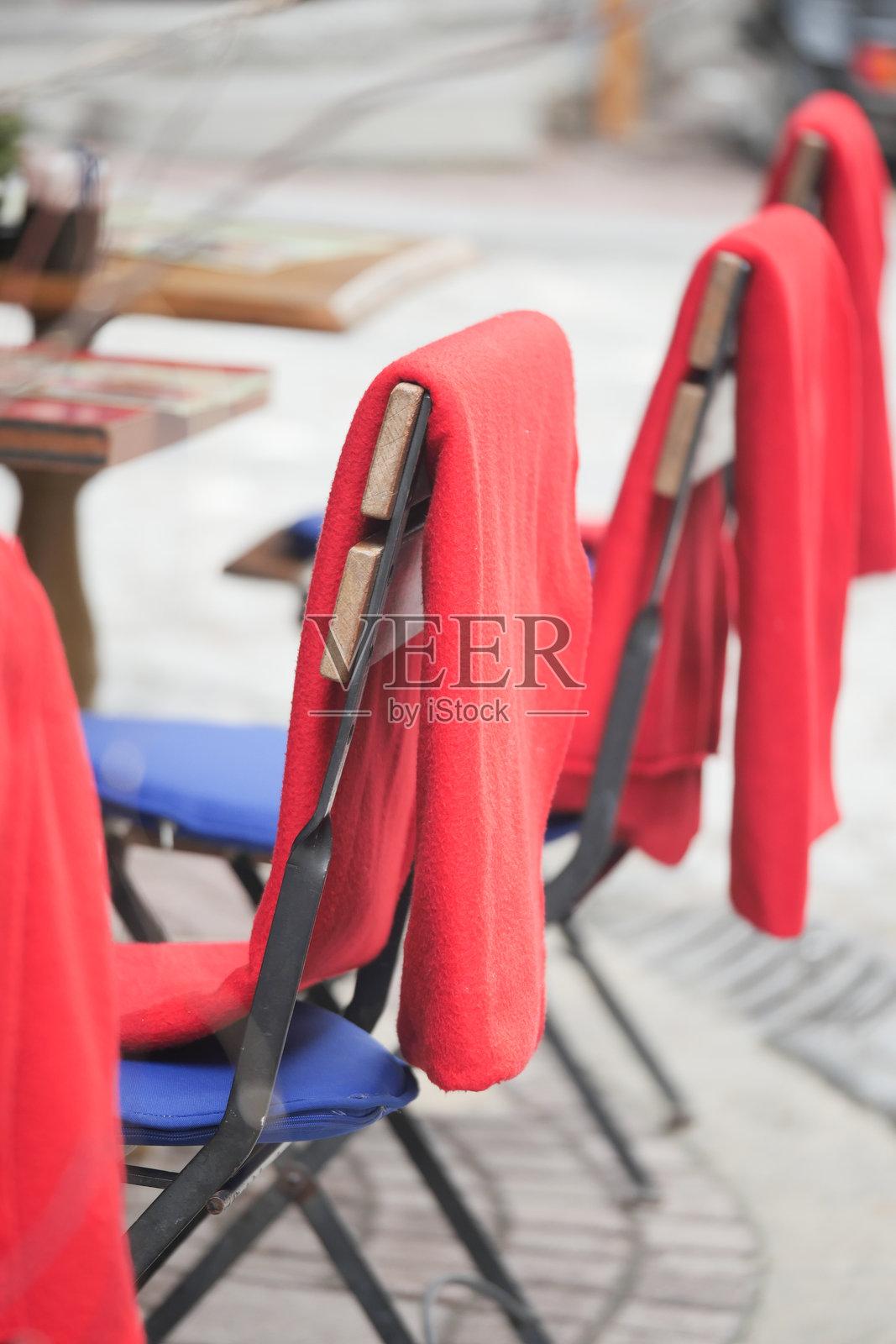 五颜六色的户外椅子上铺着红色毛毯，适合凉爽的天气照片摄影图片