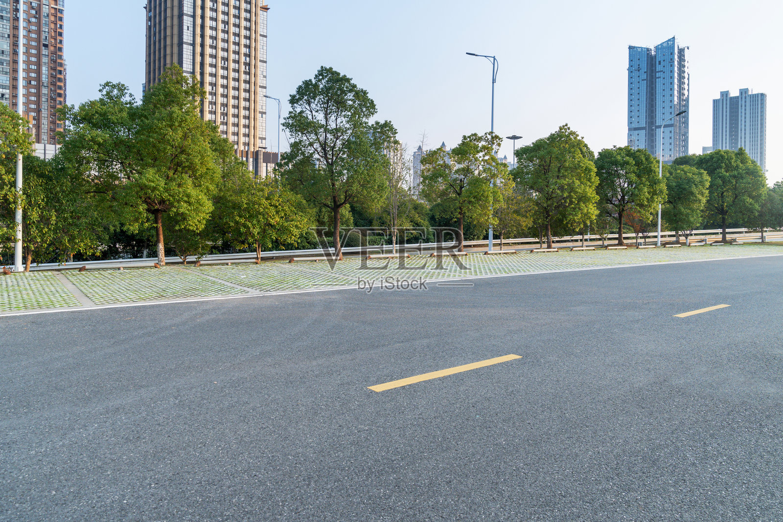 城市中空荡荡的街道和建筑照片摄影图片