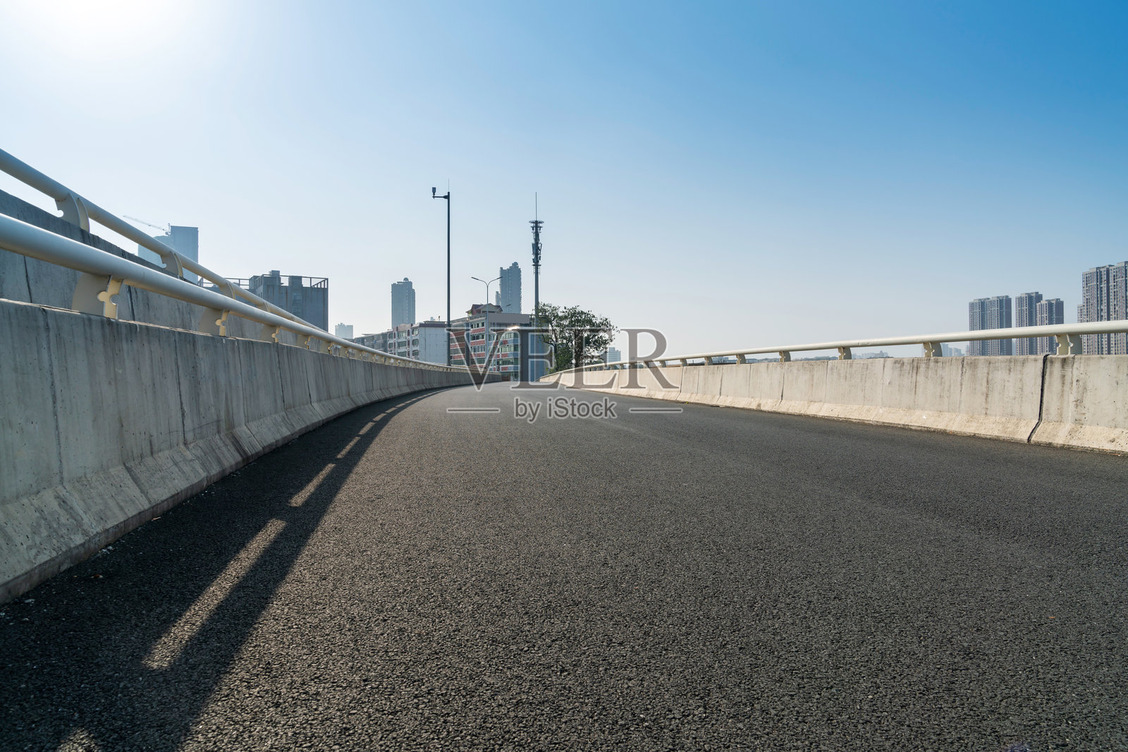 中国上海陆家嘴的世纪大道街景。照片摄影图片