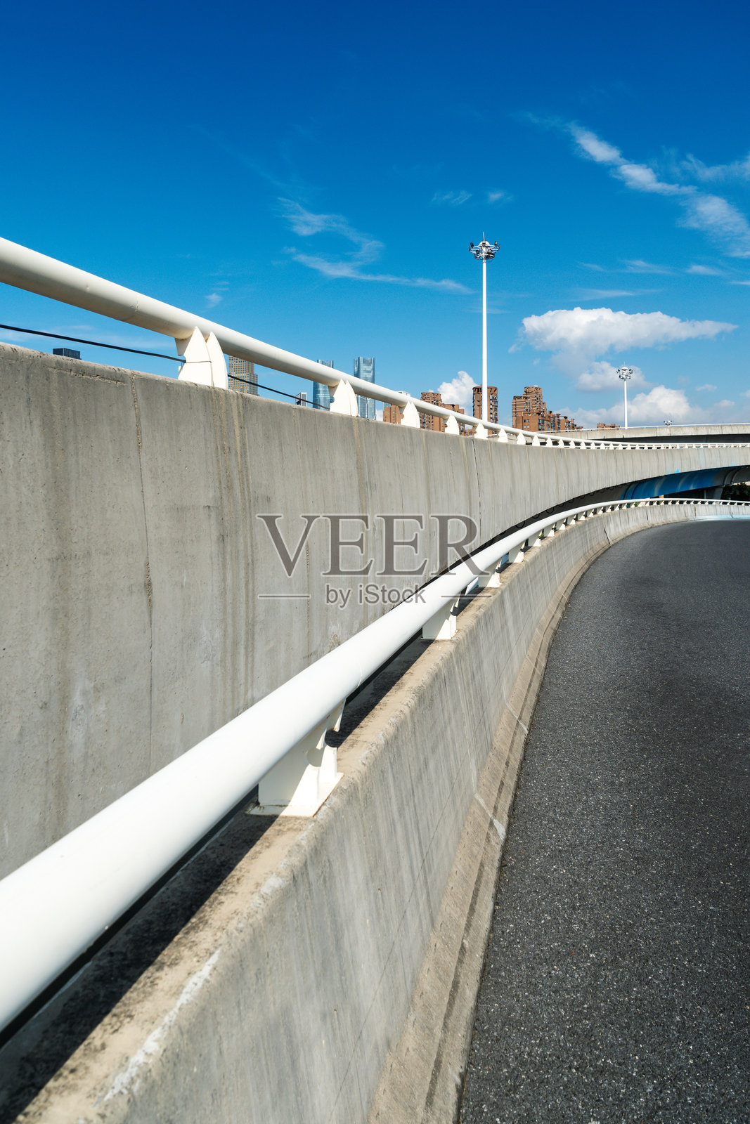 城市高架桥下的混凝土结构和沥青道路空间照片摄影图片
