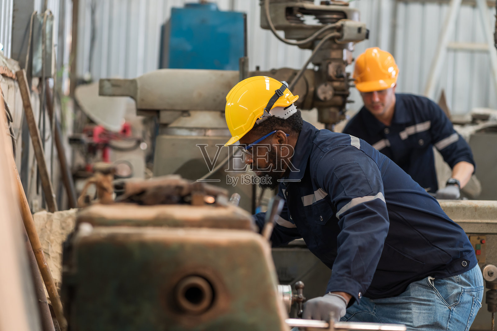 工业工厂，机器。工程师工人，维护，修理车床机器的操作机制，在机械仓库中。照片摄影图片