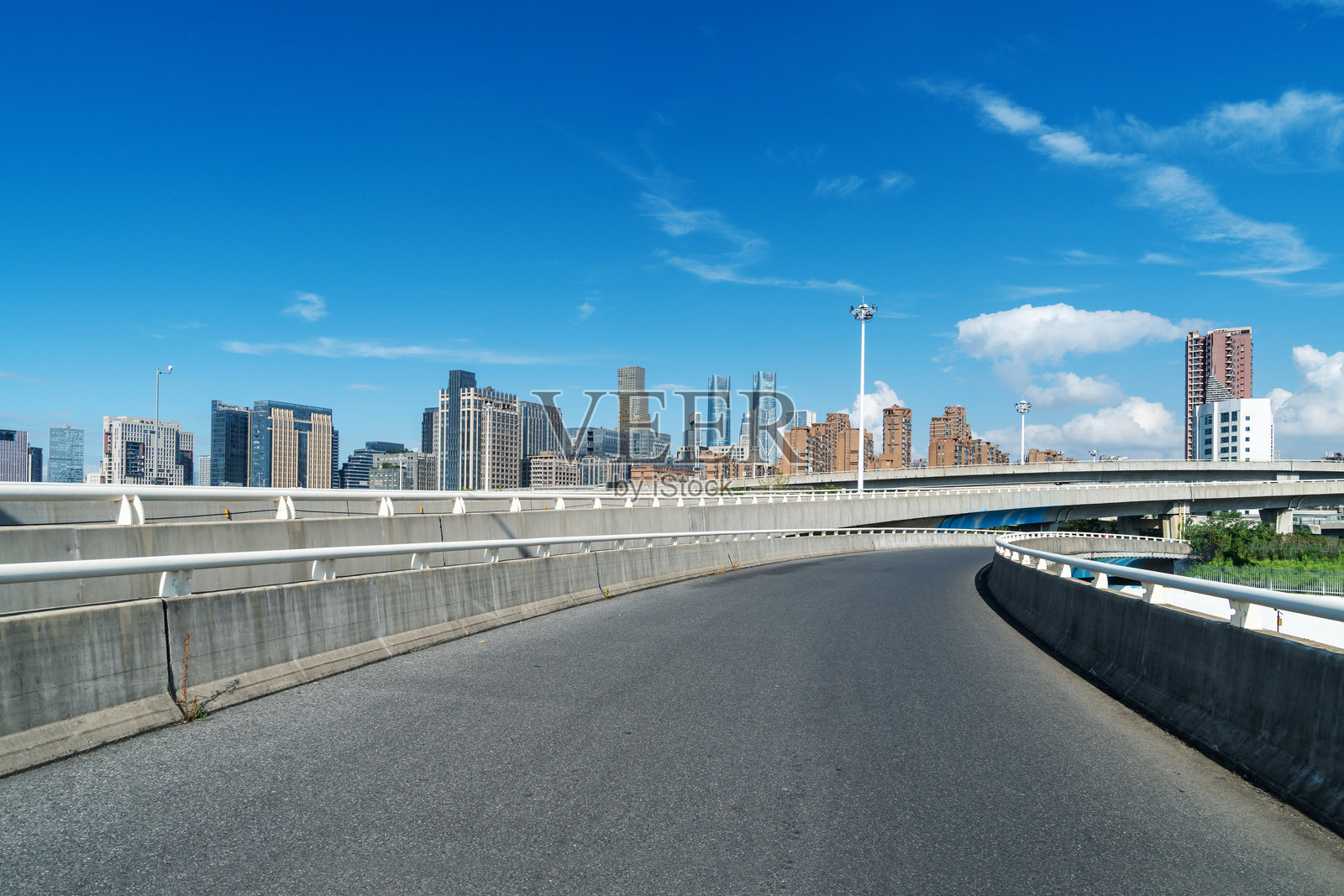 上海城市高速公路立交桥在交通高峰时段照片摄影图片