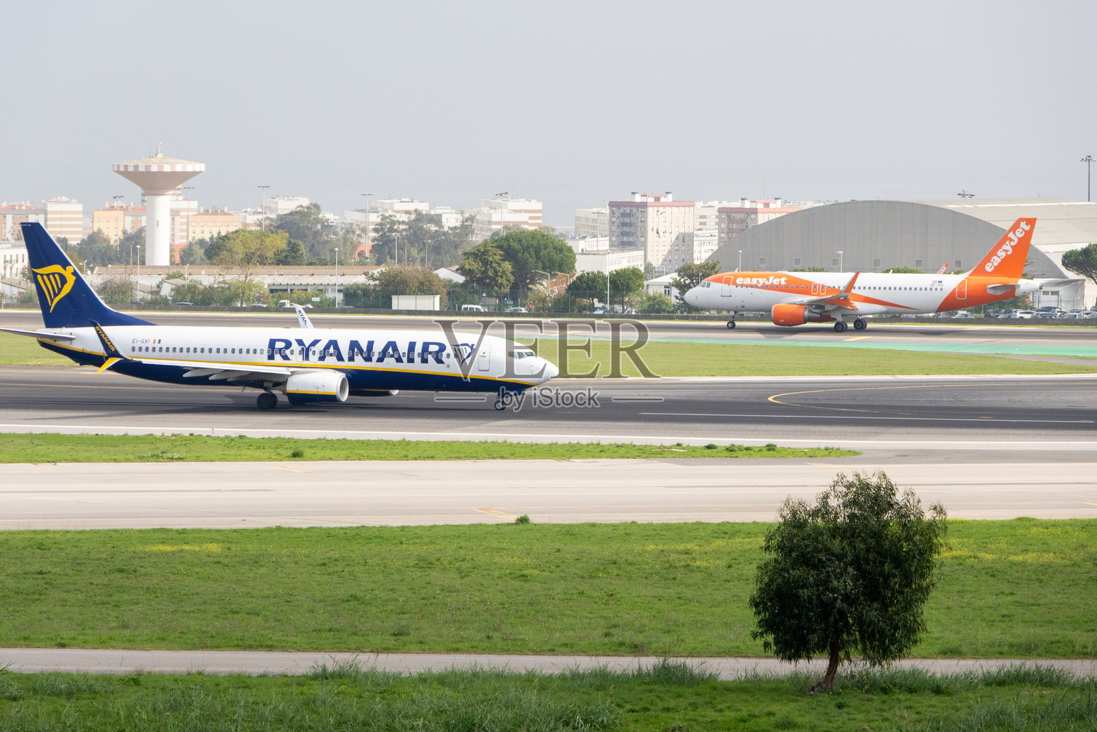 瑞安航空和易捷航空的飞机在里斯本机场滑行照片摄影图片