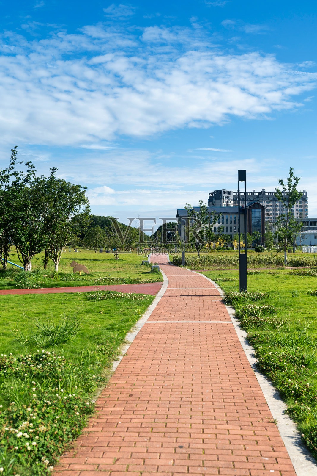 现代城市中的人行道照片摄影图片