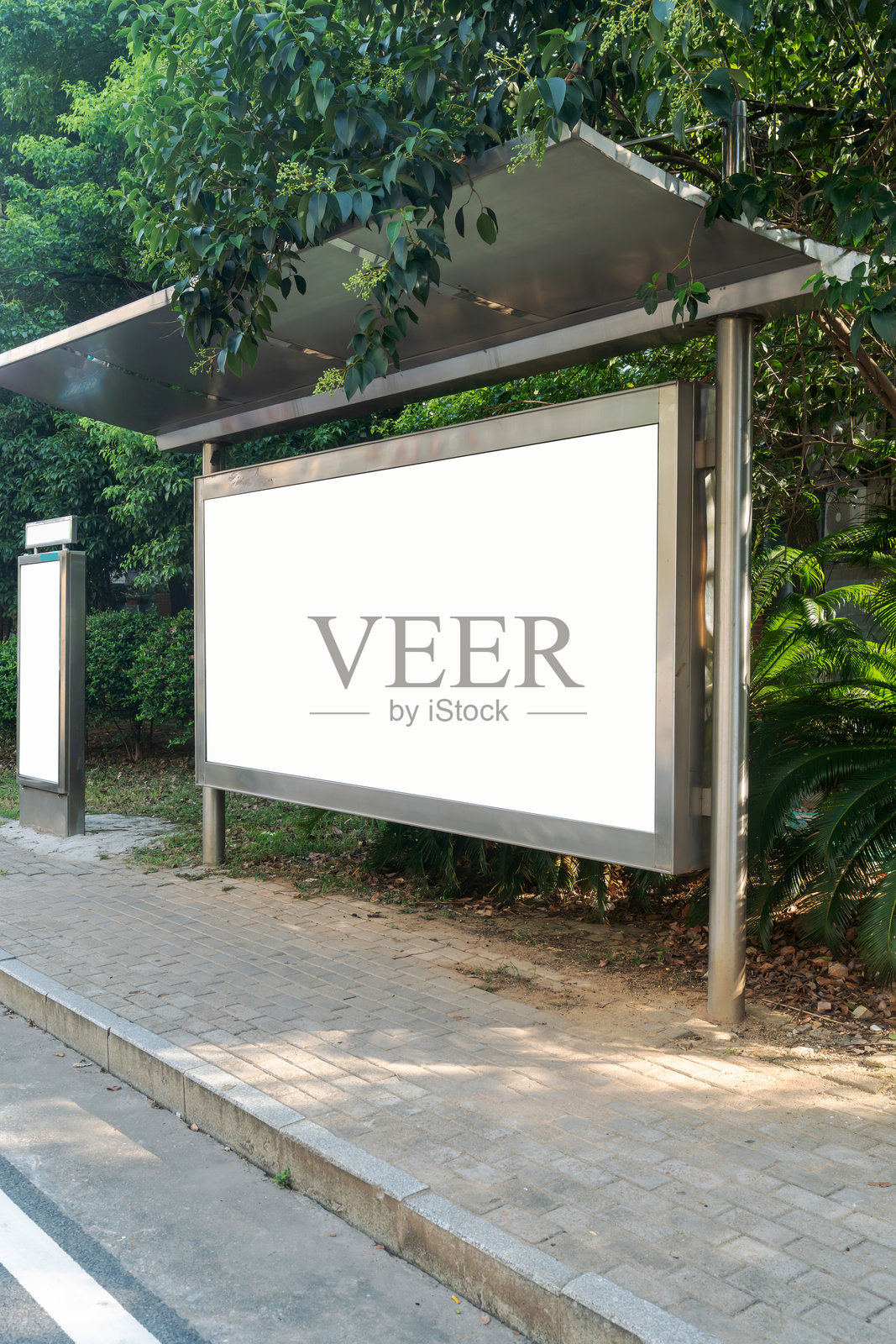 公交车站广告牌照片摄影图片