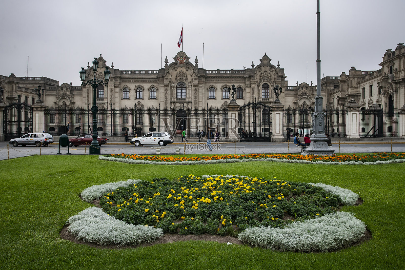 秘鲁利马政府宫前景中的花朵照片摄影图片