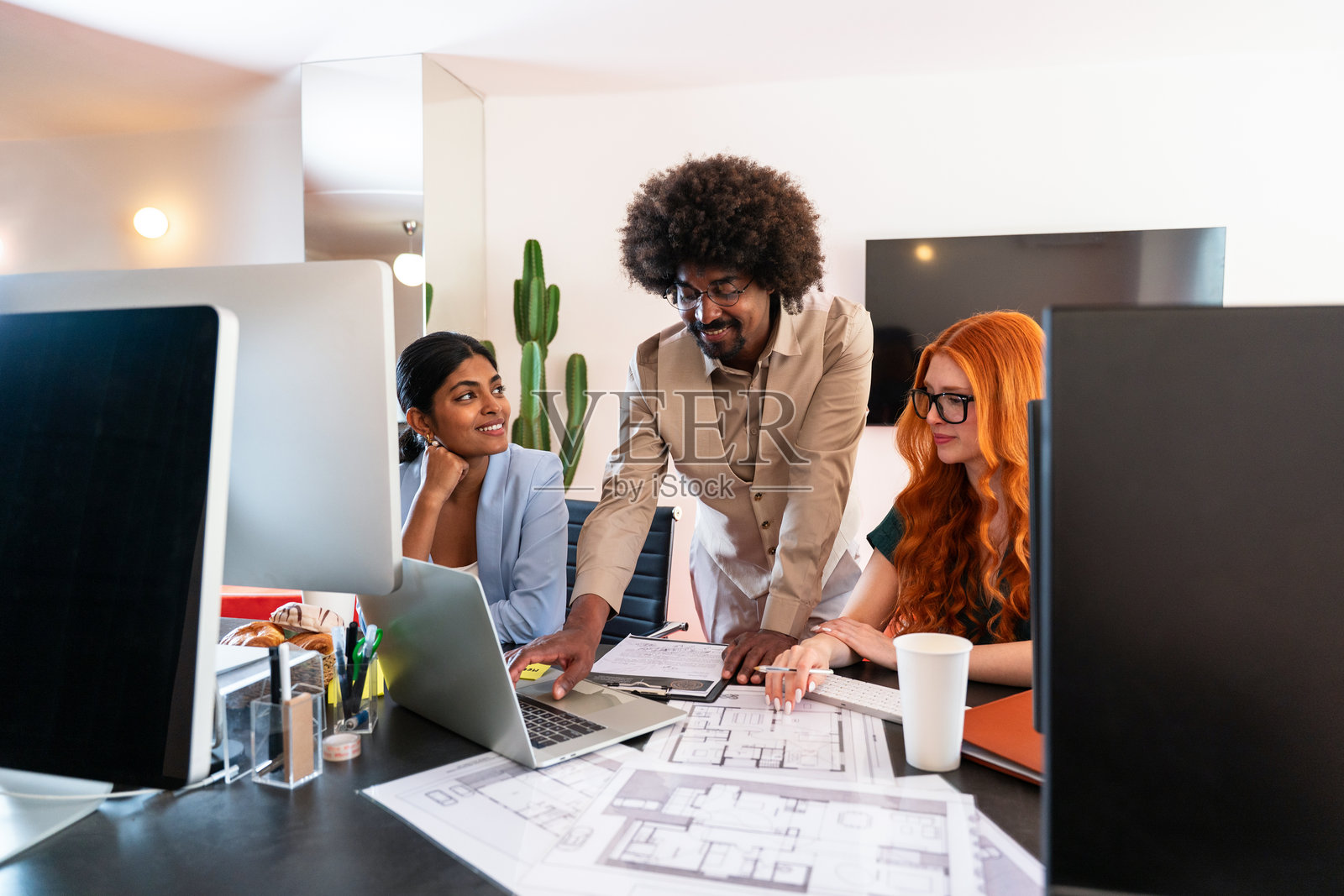 多元文化的小型商业团队在共享办公空间开会照片摄影图片