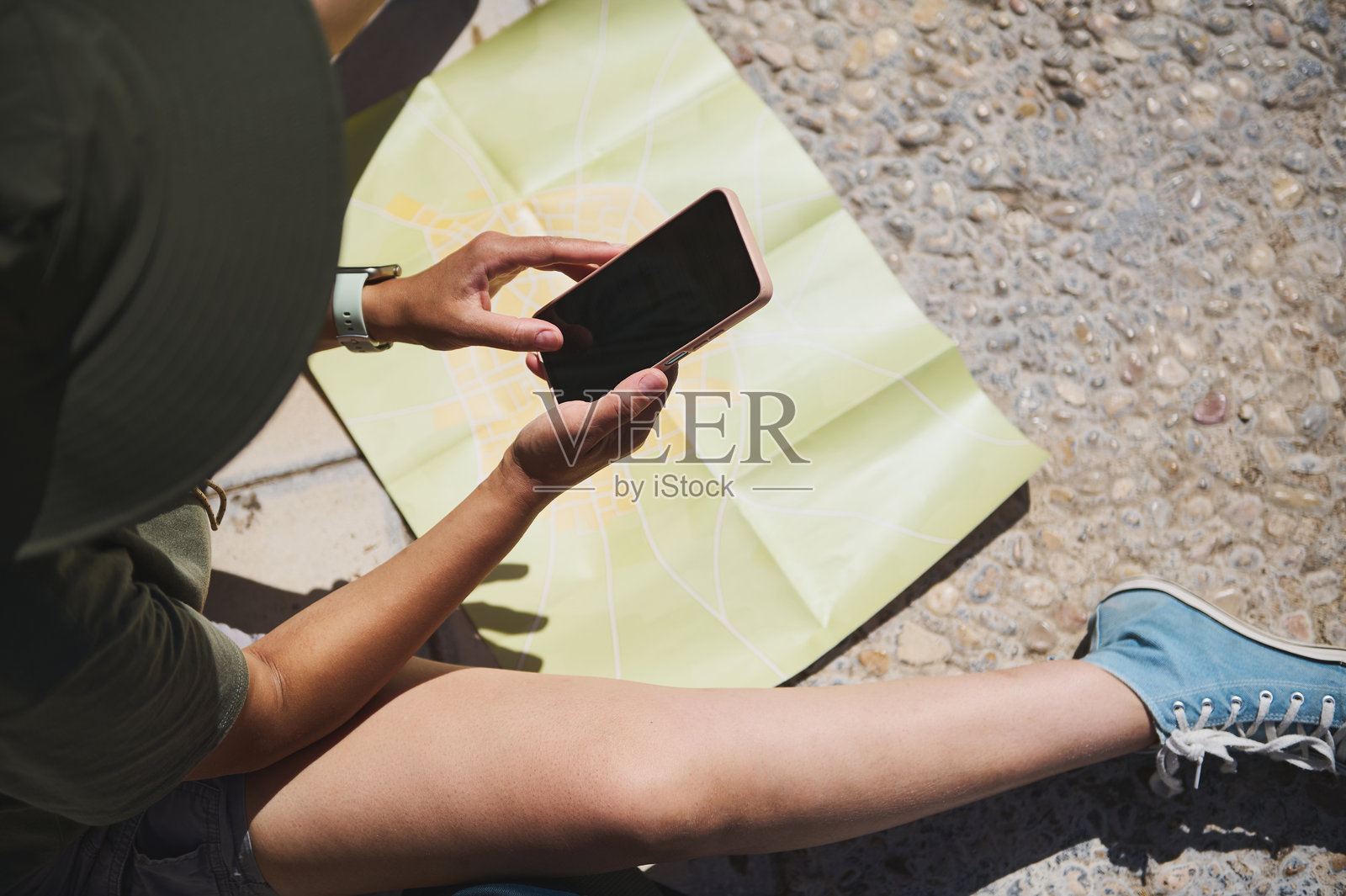 旅行者在户外查看中世纪城市地图上的智能手机照片摄影图片