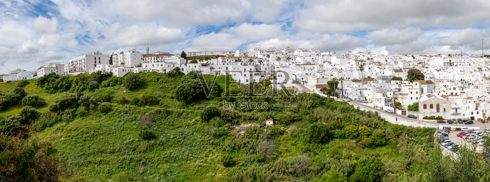 从西班牙维赫尔的观景点看到的城市周边风景，正值复活节庆祝活动期间。照片摄影图片