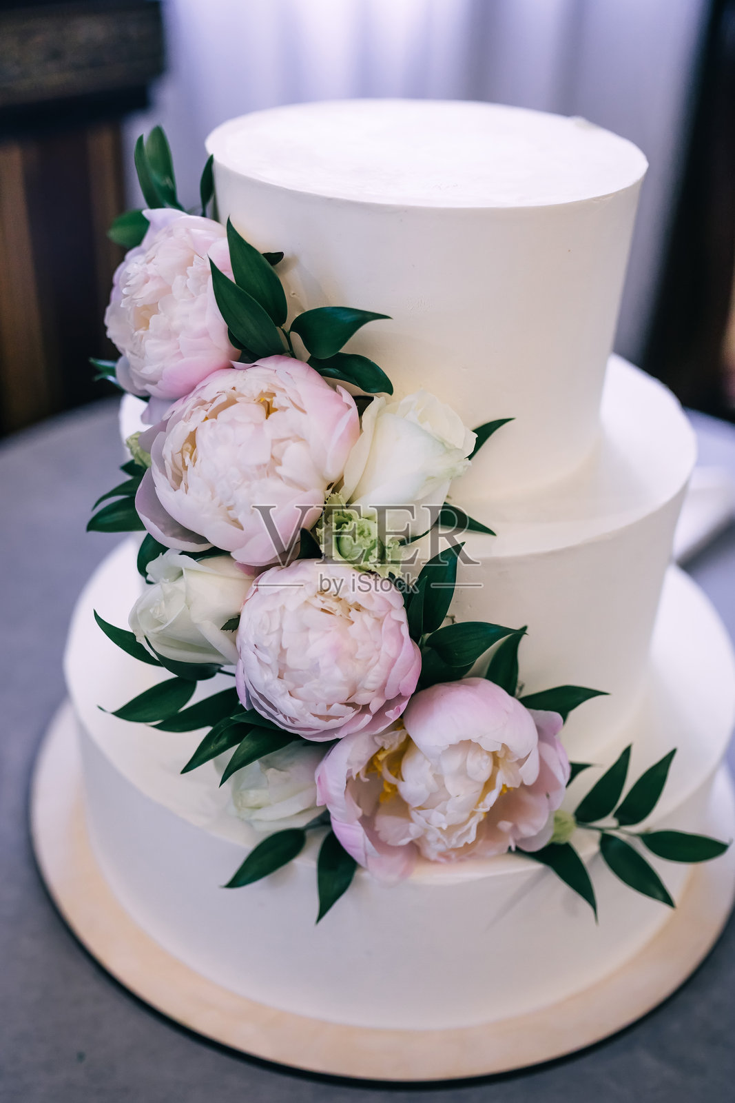 装饰有牡丹和香草的白色蛋糕。照片摄影图片