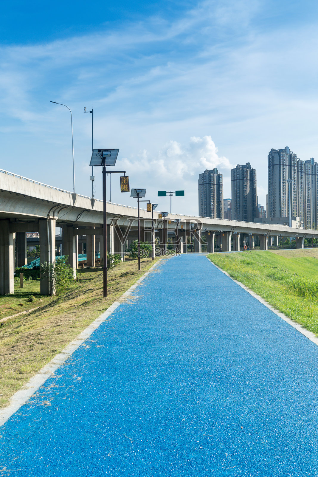 城市立交桥下的混凝土结构和沥青道路空间照片摄影图片