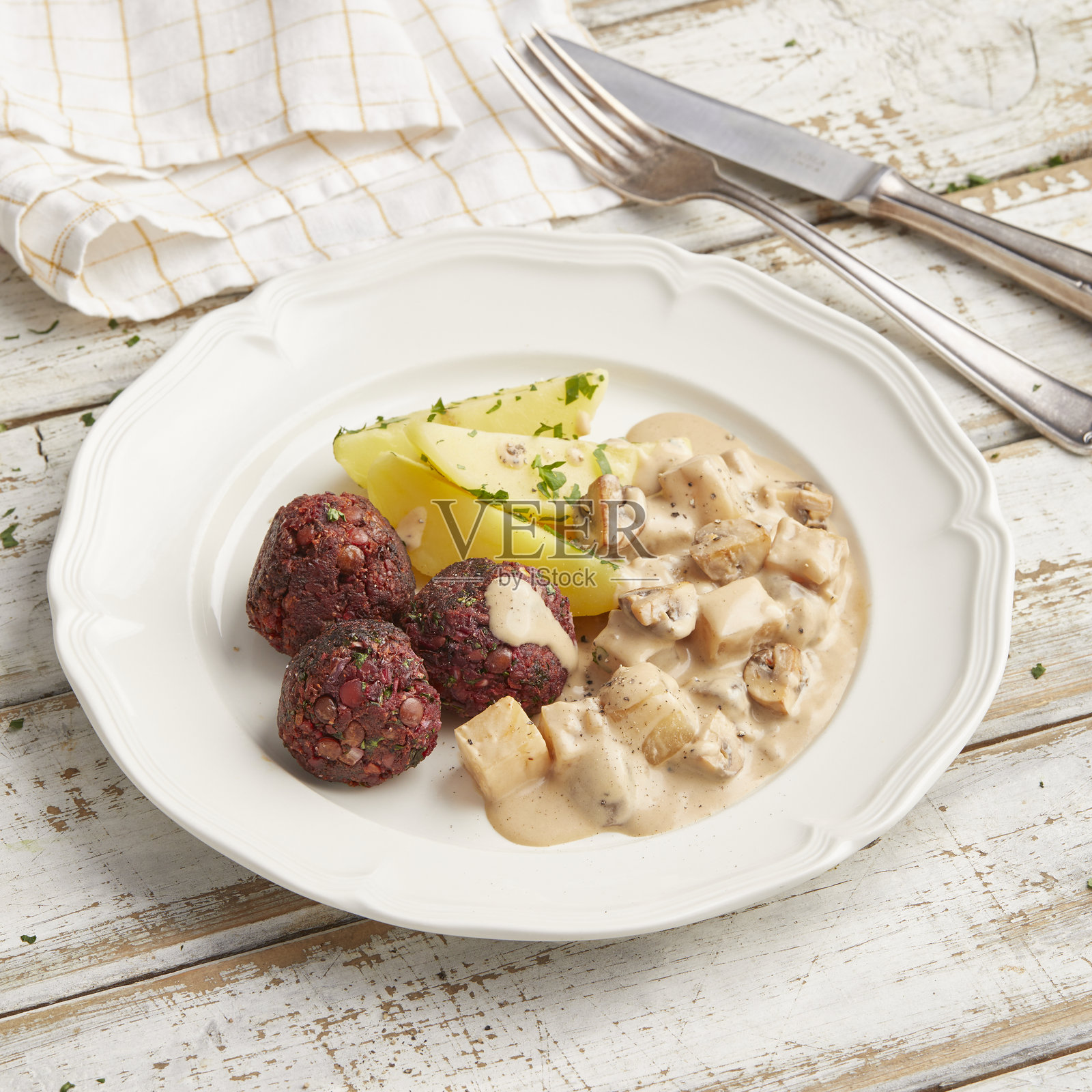 肉丸配蘑菇酱照片摄影图片