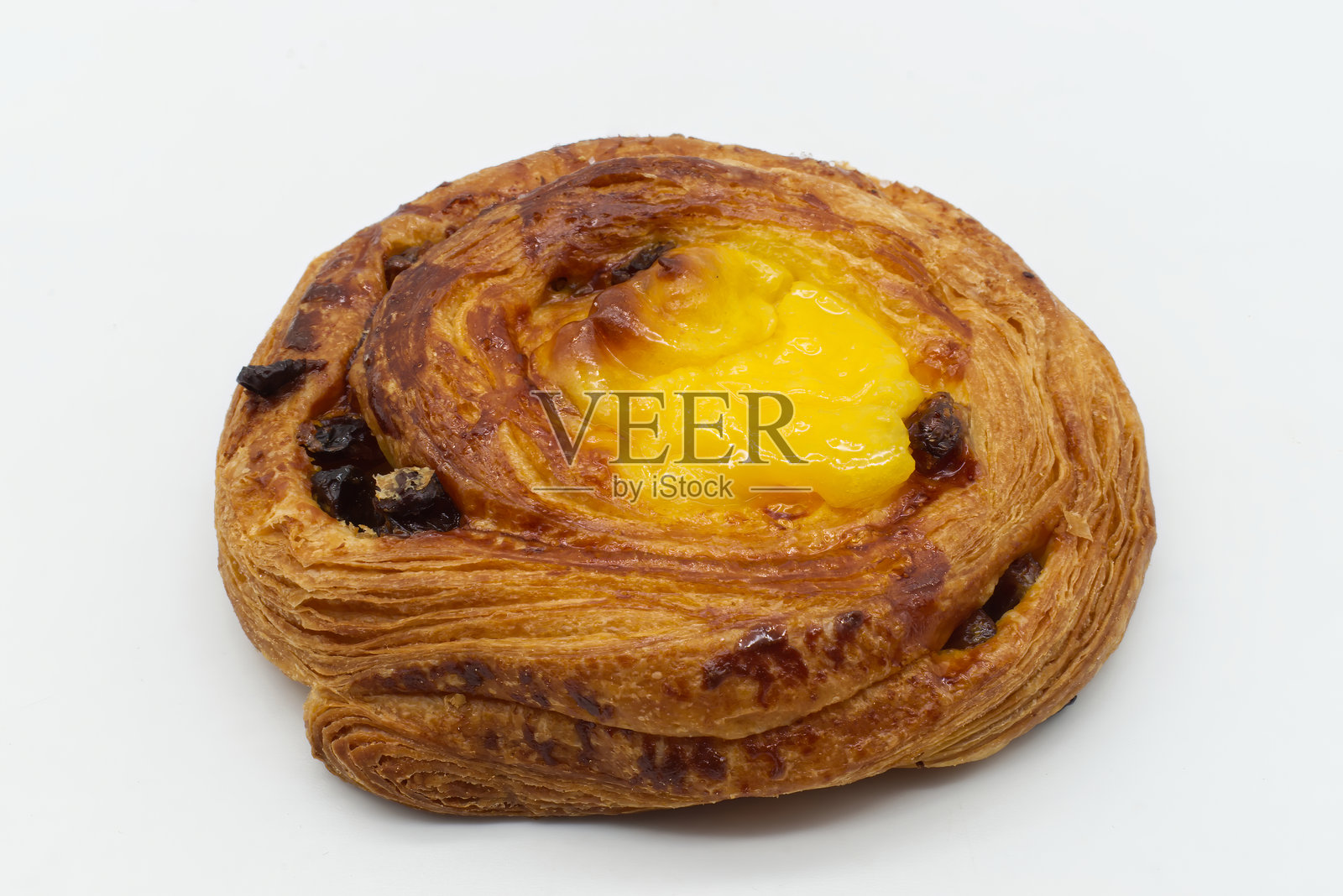 一只单独的螺旋形甜卷，内含葡萄干和奶油馅，适合早餐或零食时间食用照片摄影图片