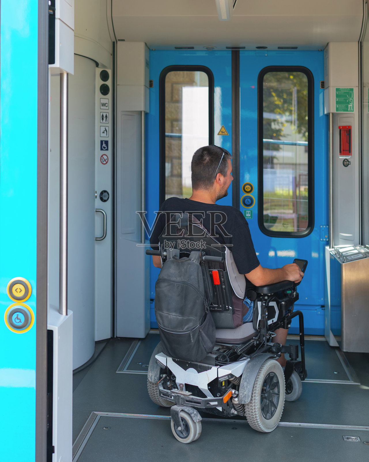 轮椅使用者轻松进入火车照片摄影图片