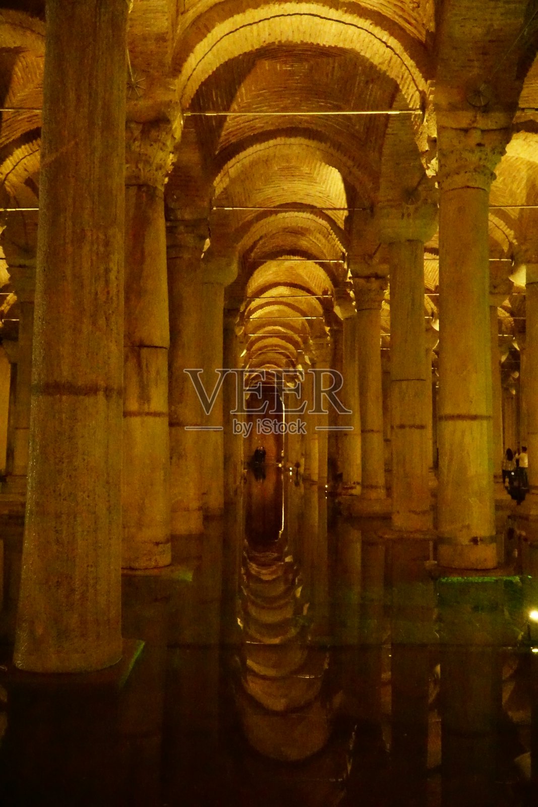 伊斯坦布尔地下水宫内部的照片，展示了柱子的图案及其在地下水中的倒影照片摄影图片