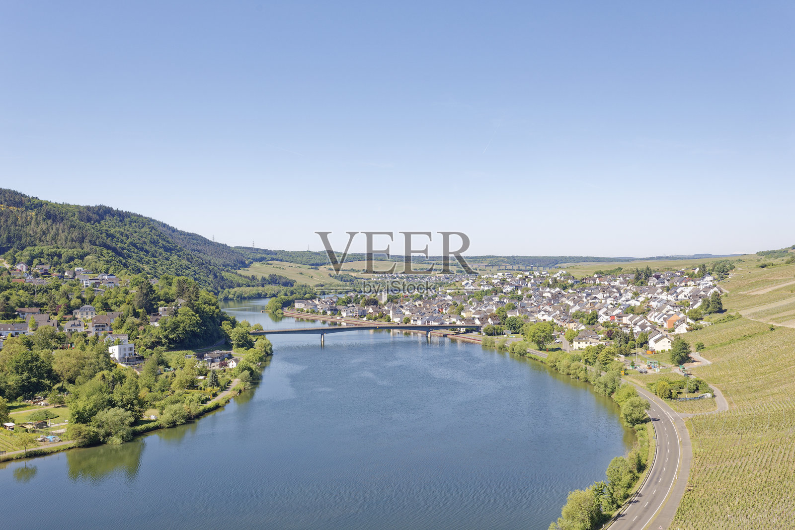 摩泽尔谷的田园风光，陡峭的葡萄园和莱茵兰-普法尔茨州的梅尔林村。照片摄影图片