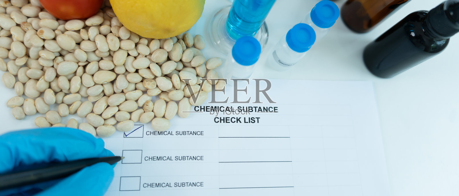 实验室中化学食品残留的化学物质检查清单。控制专家检查水果和蔬菜的质量，发现禁用物质污染，显微镜，微生物学家。照片摄影图片