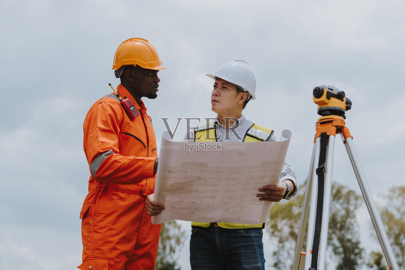 测量工程师在公路和高速铁路施工现场使用测量相机进行测量或进行安全检查。照片摄影图片