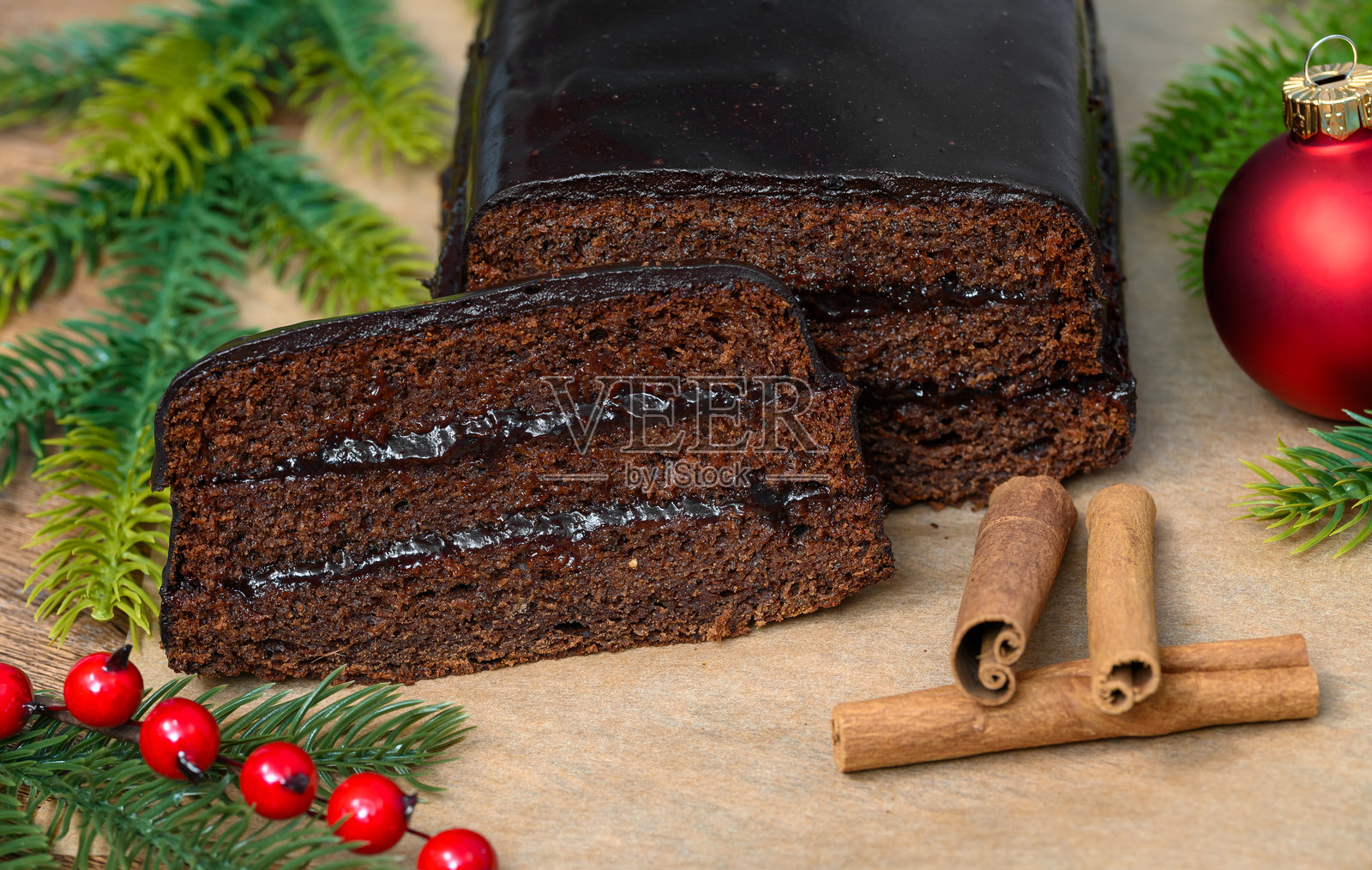 圣诞姜饼夹梅子酱，节日美味甜点照片摄影图片