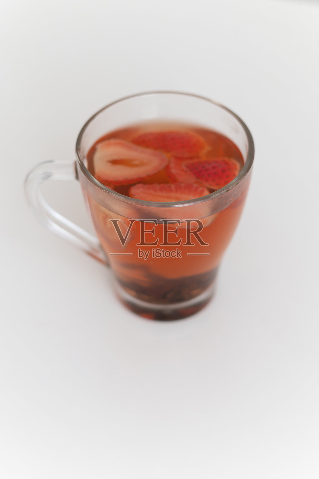清澈玻璃杯中的清新草莓茶照片摄影图片