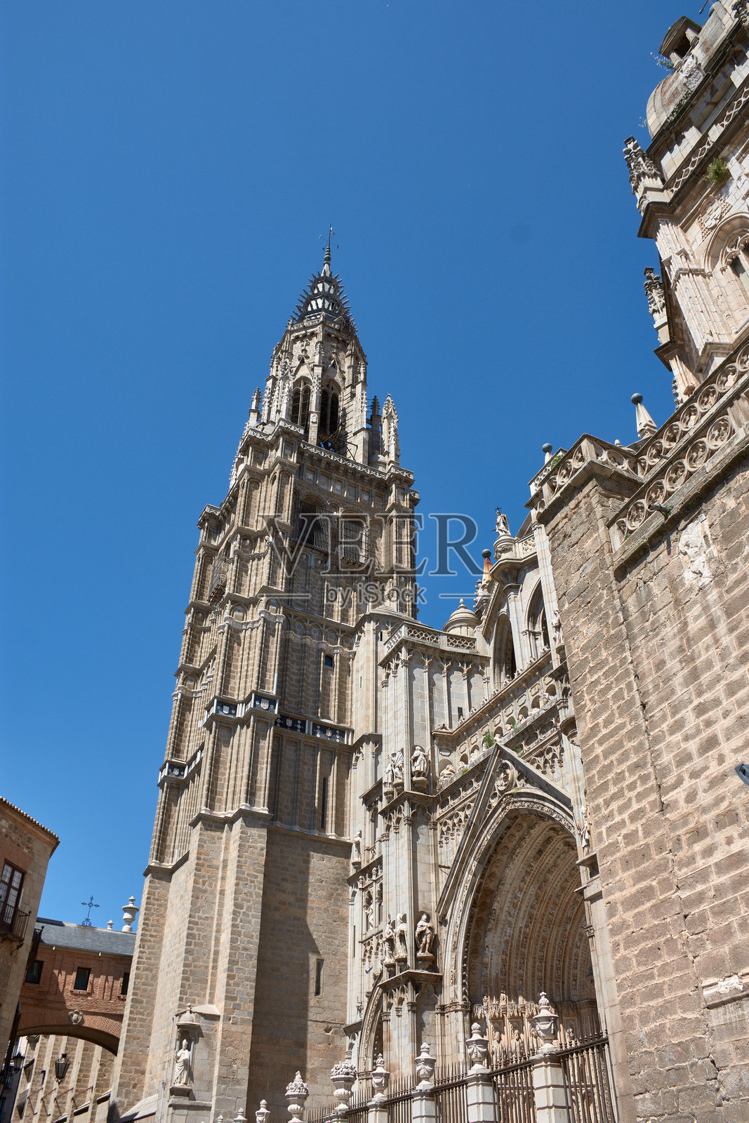 托莱多大教堂的哥特式塔楼在夏日阳光下照片摄影图片