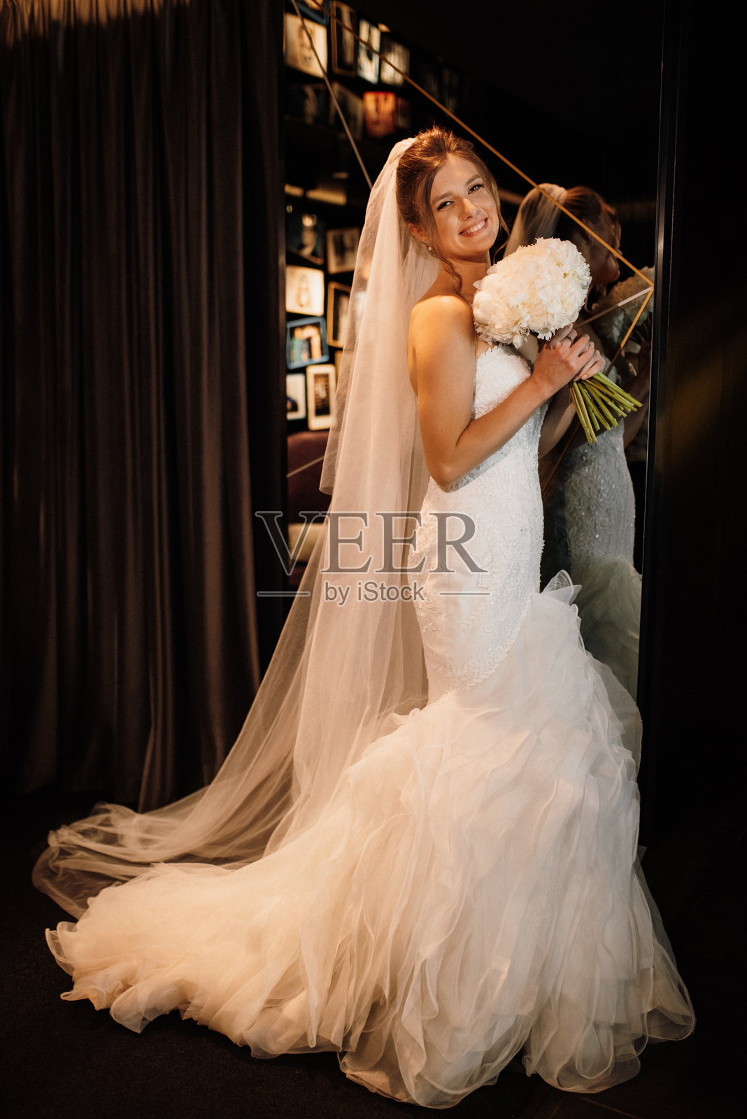 训练营中的白色婚纱新娘照片摄影图片