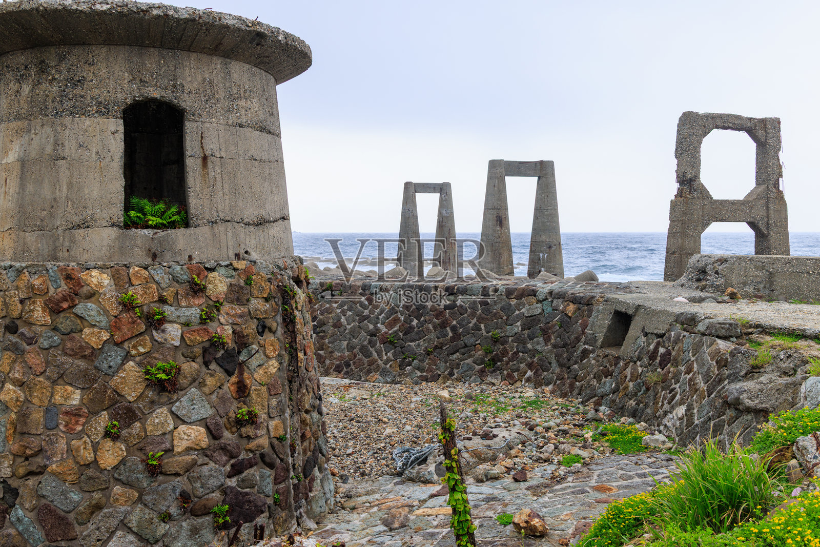 大佐渡岛的黄金运输港——大间港的装卸码头照片摄影图片