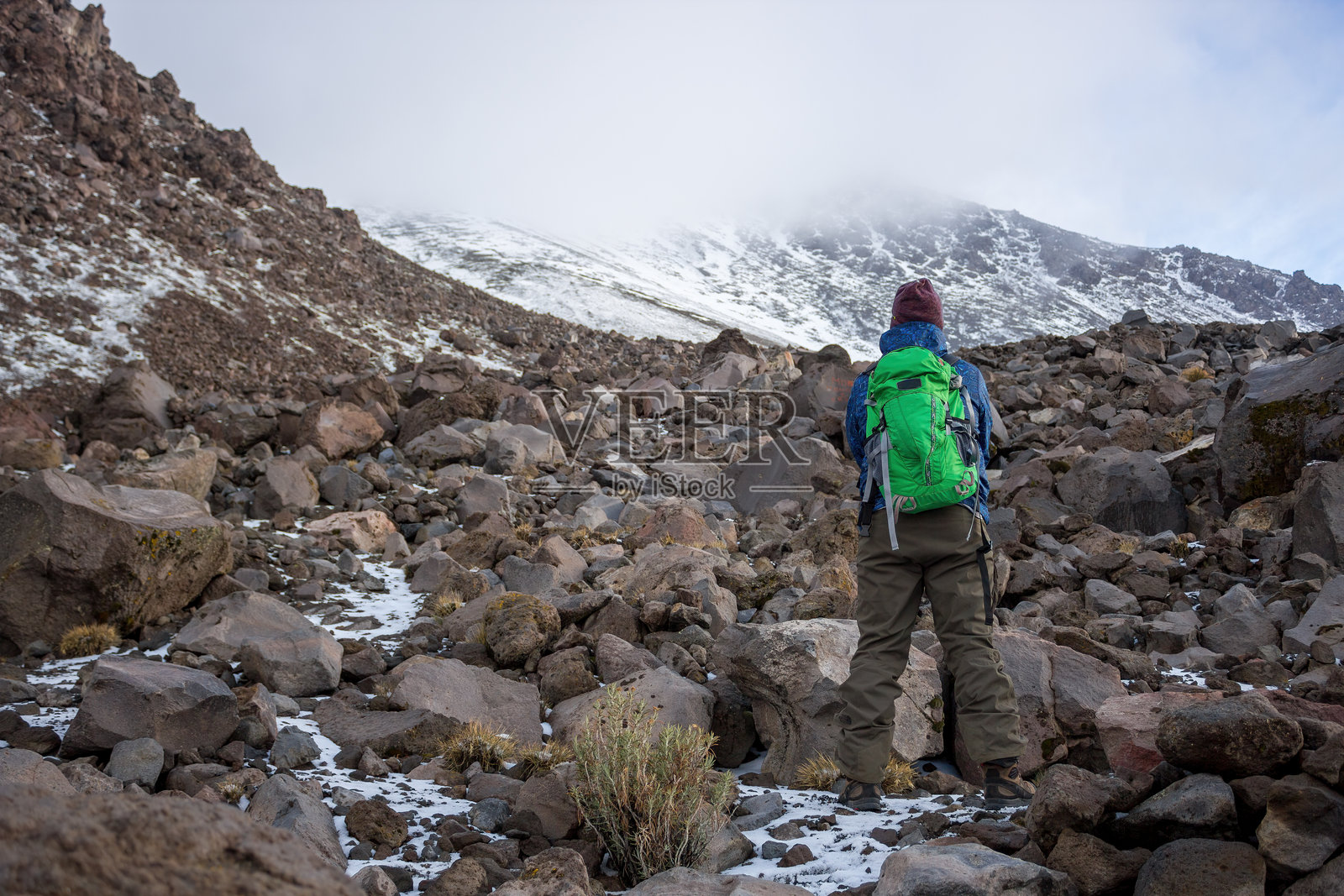 登山者在奥里萨巴火山的岩石坡道上行走照片摄影图片