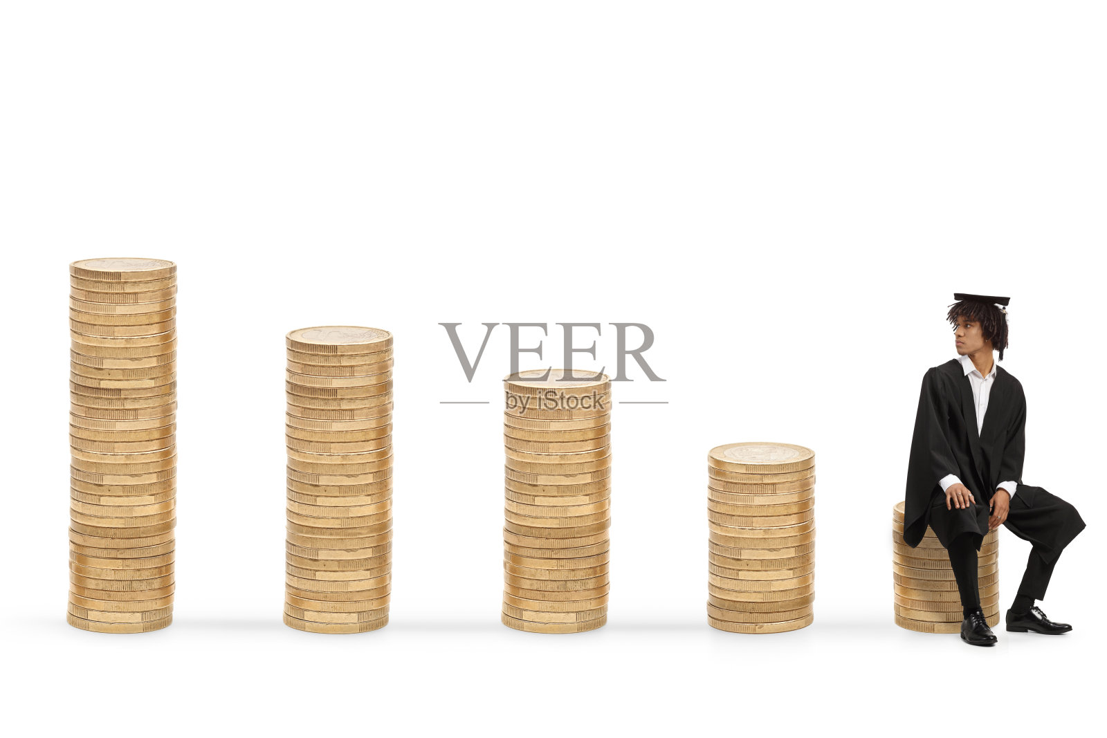 一位非裔美国男性研究生坐在一堆硬币上，回头看。照片摄影图片