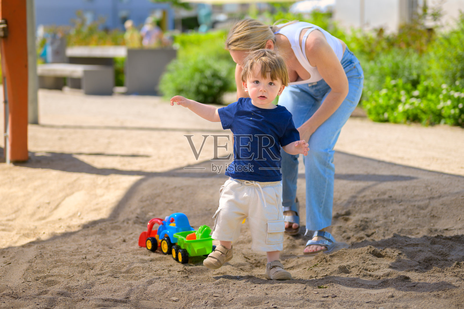 幼儿在户外学习走路照片摄影图片